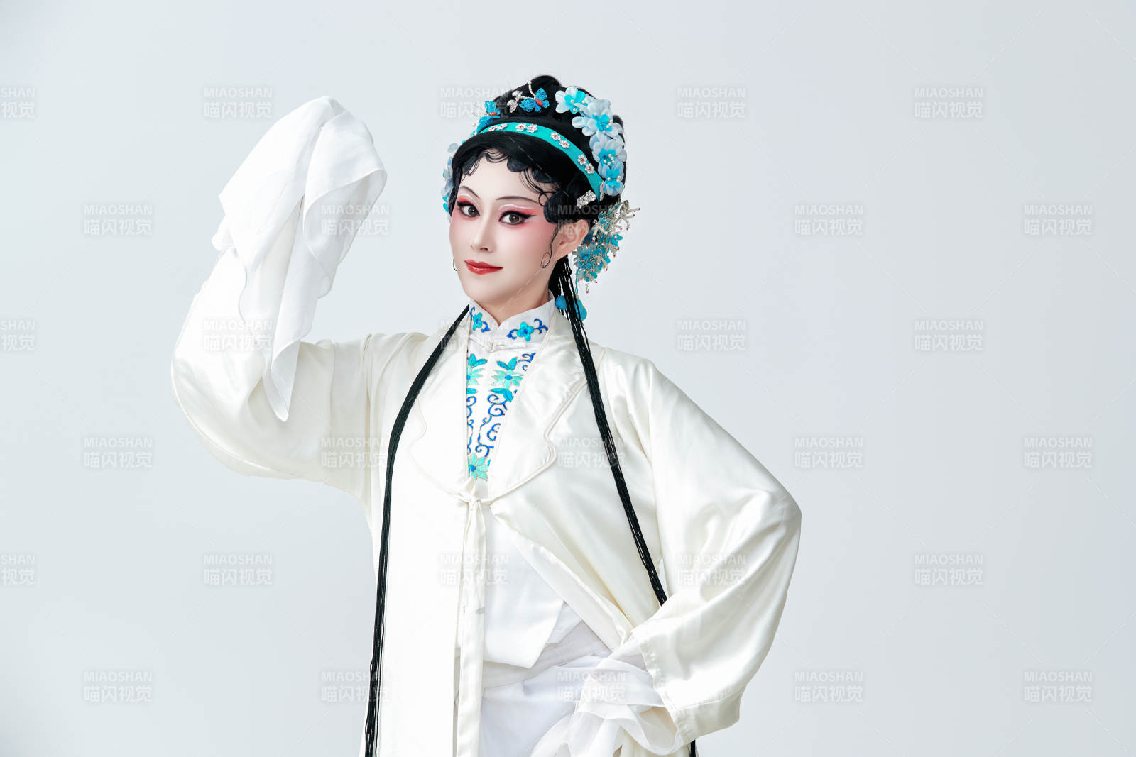 白色背景下传统戏曲越剧装扮的亚洲美女图片