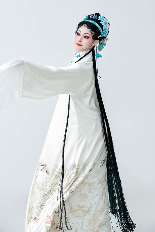 白色背景下传统戏曲越剧装扮的亚洲美女图片