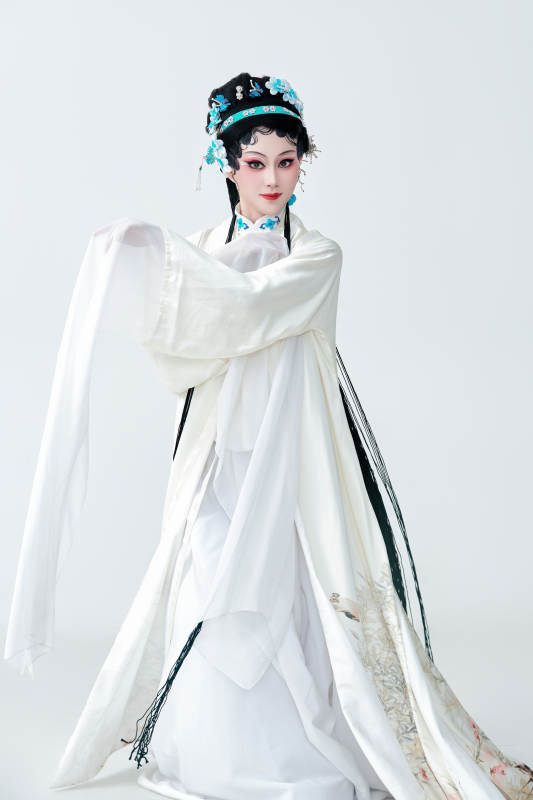 白色背景下传统戏曲越剧装扮的亚洲美女图片