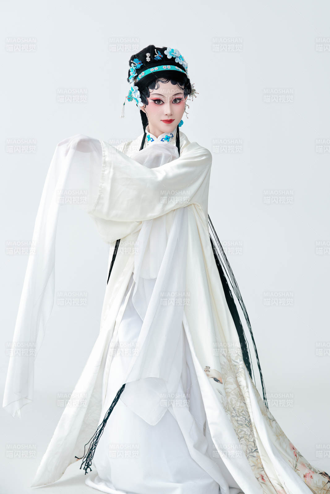 白色背景下传统戏曲越剧装扮的亚洲美女图片