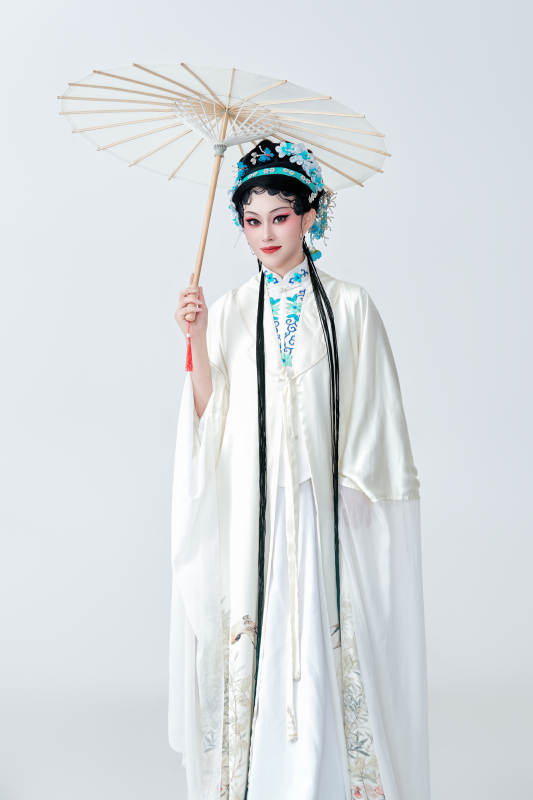 手持油纸伞身穿传统戏曲装扮的亚洲美女图片
