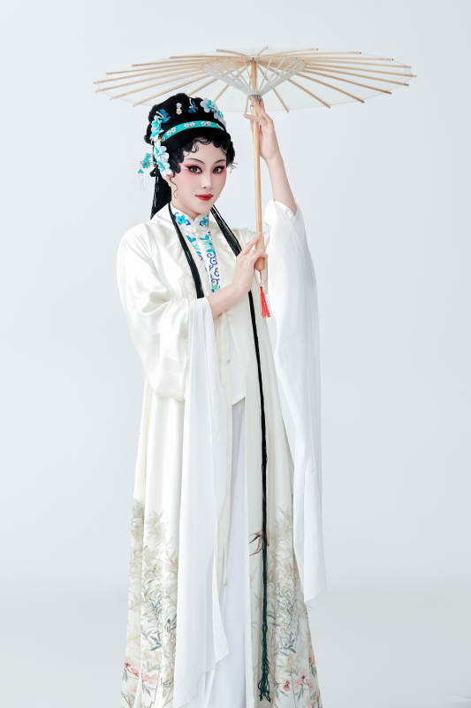 手持油纸伞身穿传统戏曲装扮的亚洲美女图片