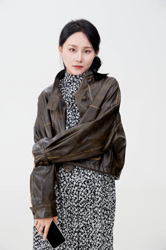 白色背景下使用手机的亚洲女性图片