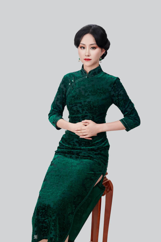 身着传统中式旗袍的亚洲美女图片