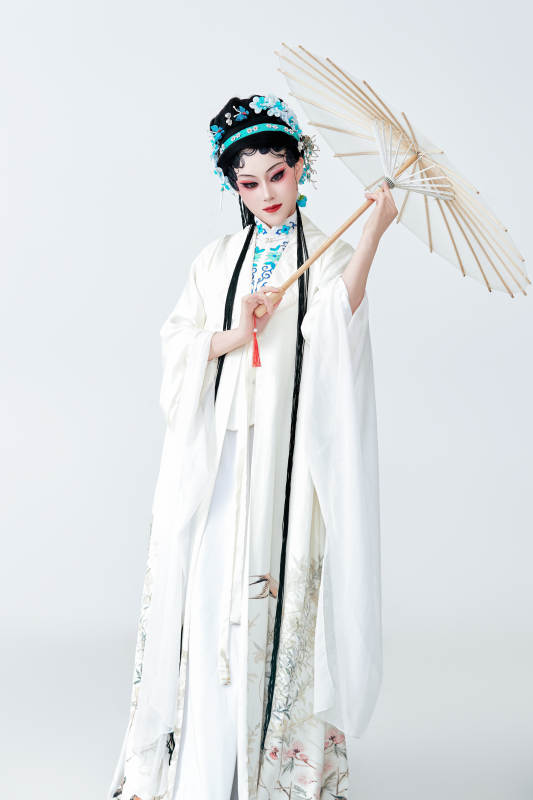 手持油纸伞身穿传统戏曲装扮的亚洲美女图片