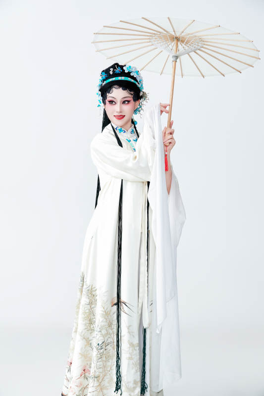 手持油纸伞身穿传统戏曲装扮的亚洲美女图片