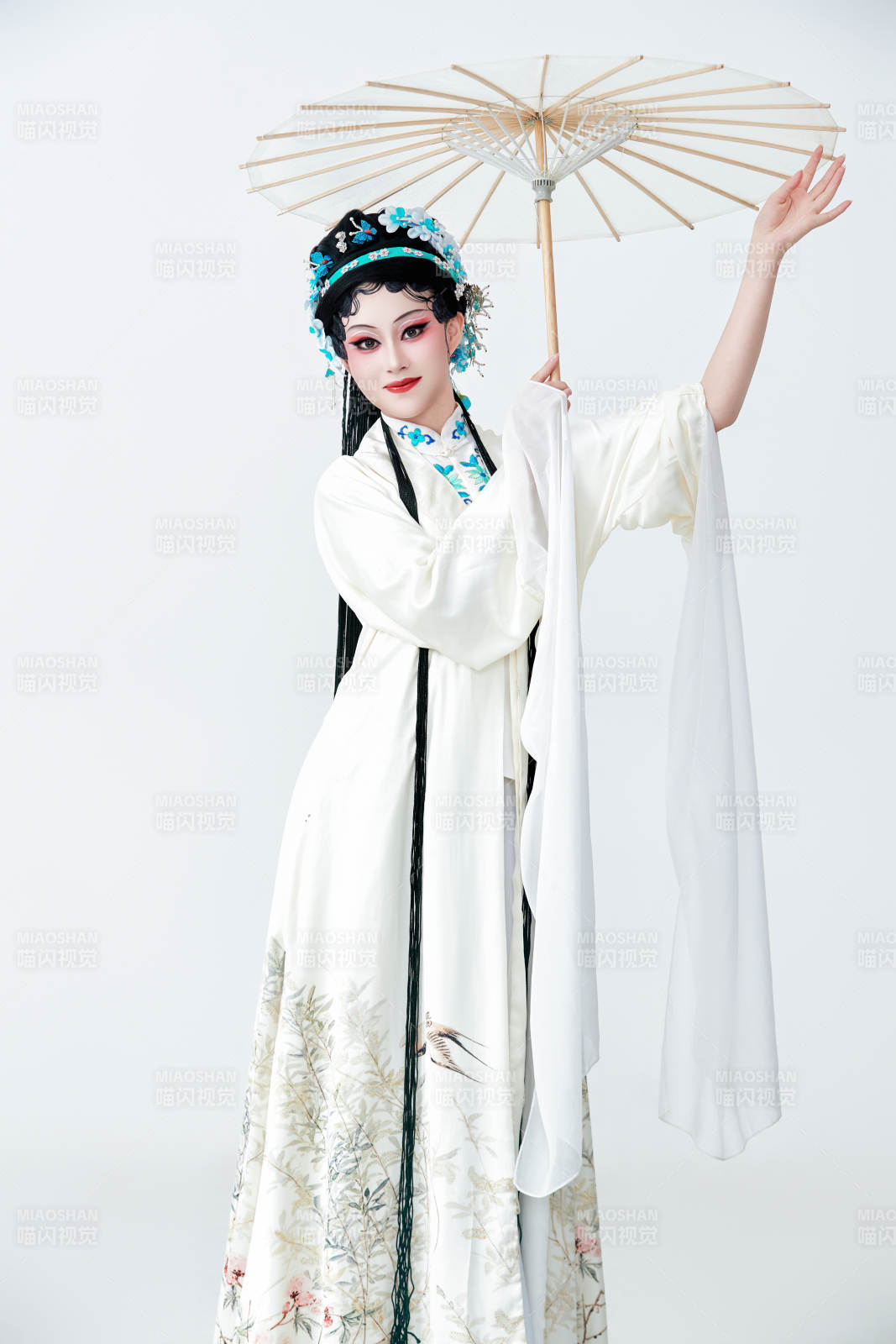 手持油纸伞身穿传统戏曲装扮的亚洲美女图片