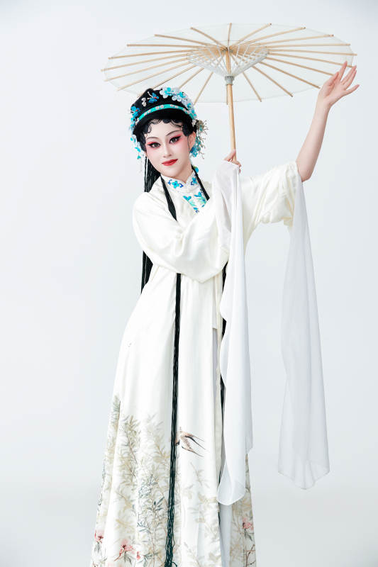 手持油纸伞身穿传统戏曲装扮的亚洲美女图片
