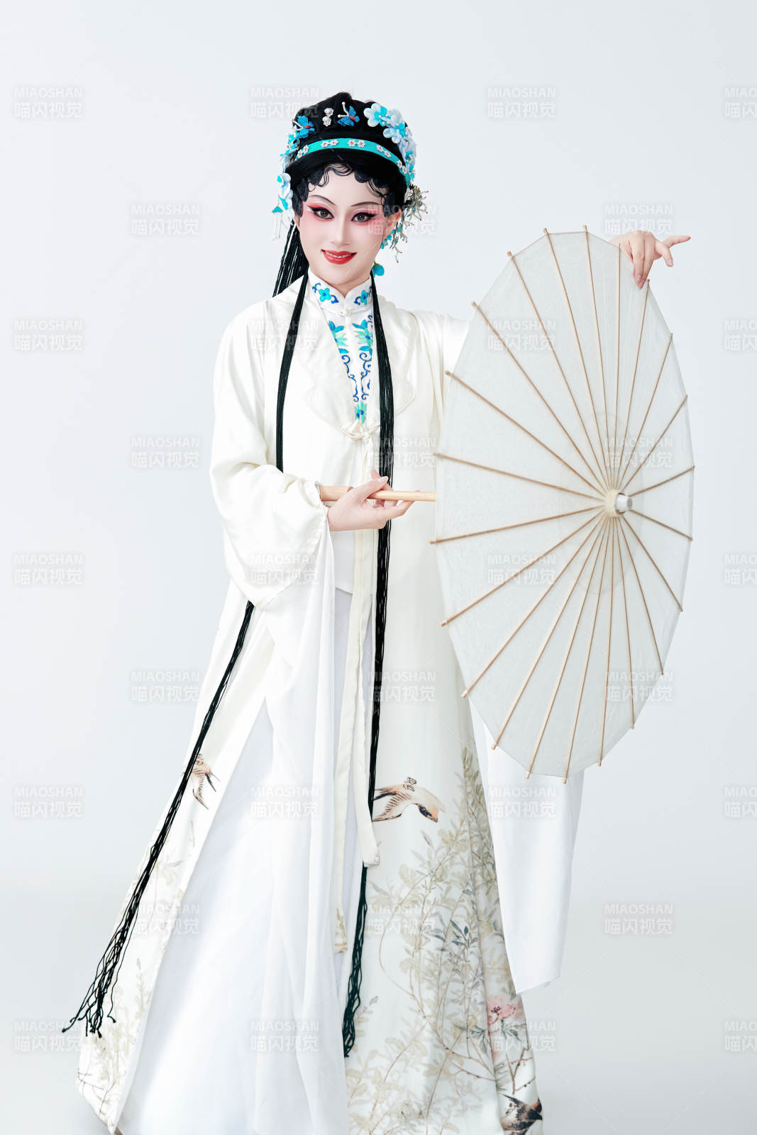 手持油纸伞身穿传统戏曲装扮的亚洲美女图片