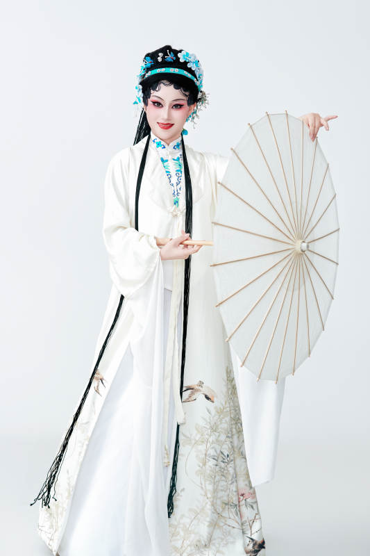 手持油纸伞身穿传统戏曲装扮的亚洲美女图片