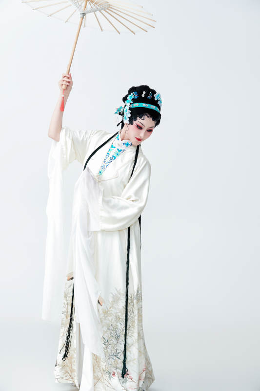 手持油纸伞身穿传统戏曲装扮的亚洲美女图片