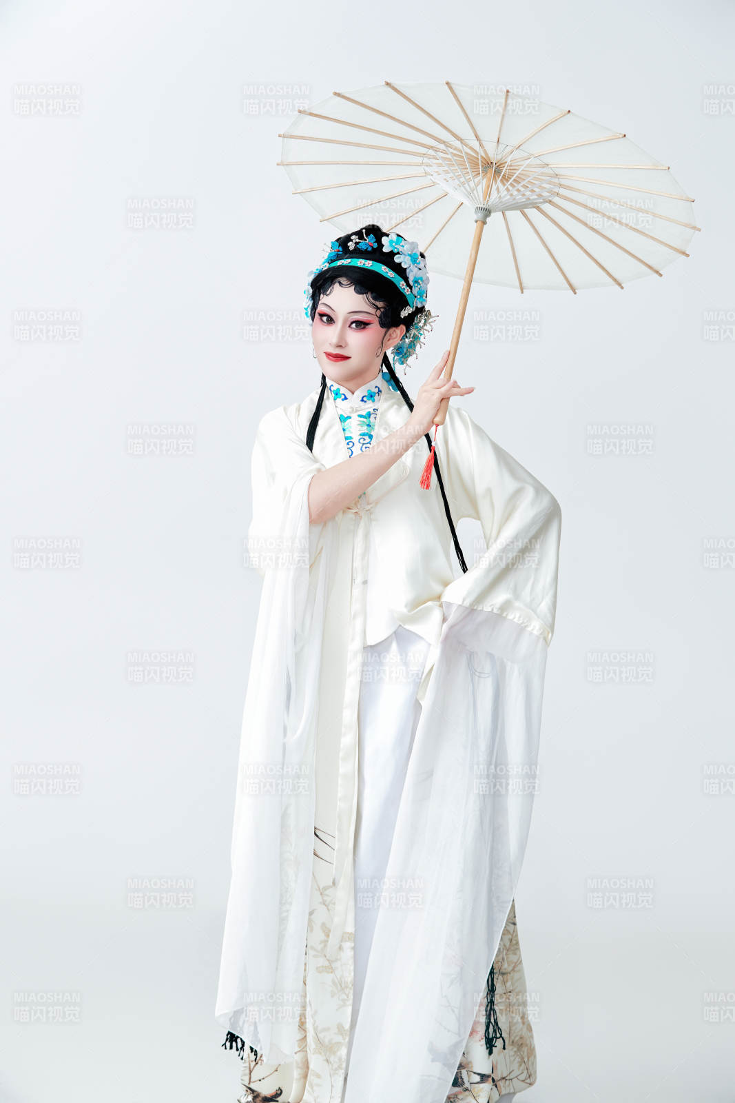 手持油纸伞身穿传统戏曲装扮的亚洲美女图片