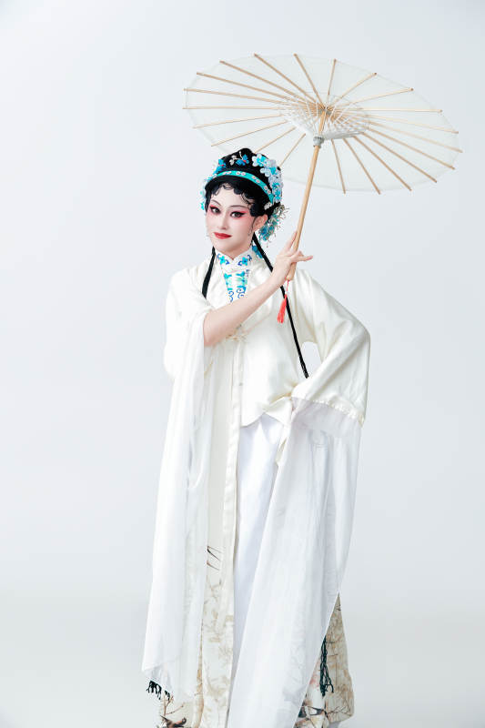 手持油纸伞身穿传统戏曲装扮的亚洲美女图片