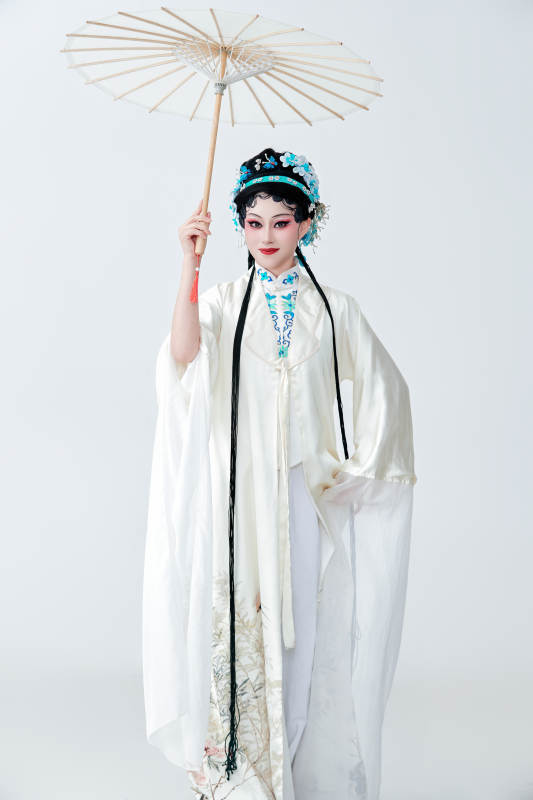 手持油纸伞身穿传统戏曲装扮的亚洲美女图片
