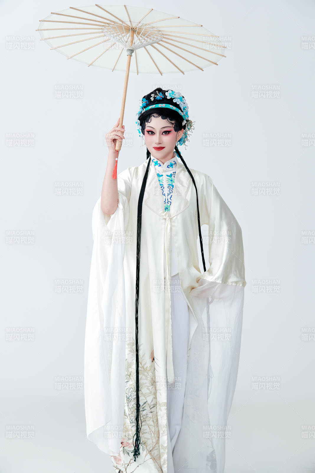 手持油纸伞身穿传统戏曲装扮的亚洲美女图片