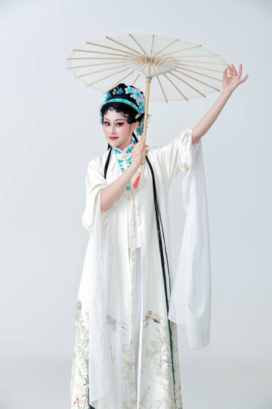 手持油纸伞身穿传统戏曲装扮的亚洲美女图片