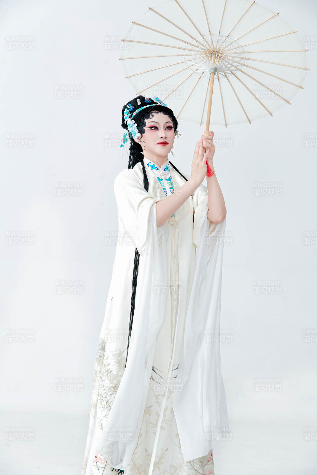 手持油纸伞身穿传统戏曲装扮的亚洲美女图片