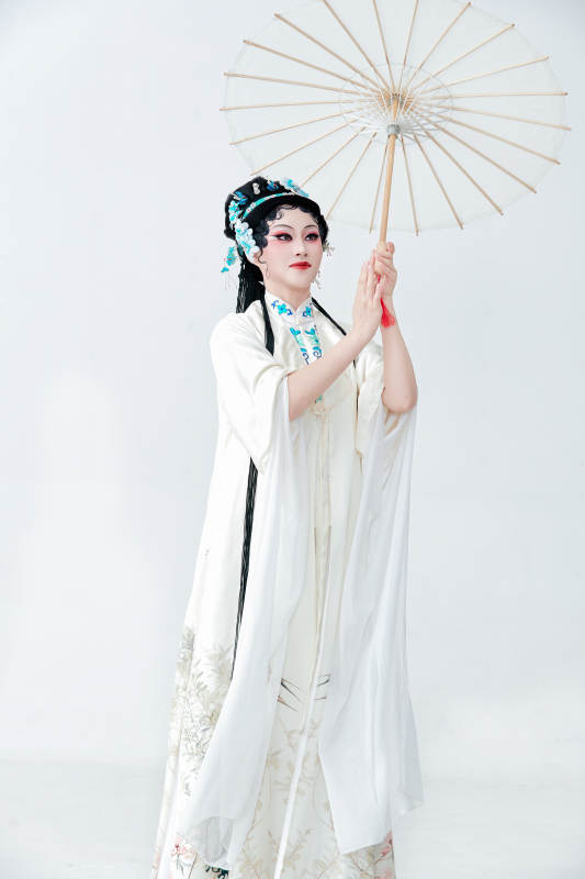 手持油纸伞身穿传统戏曲装扮的亚洲美女图片