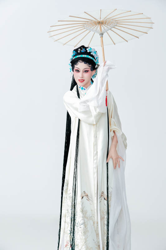 手持油纸伞身穿传统戏曲装扮的亚洲美女图片