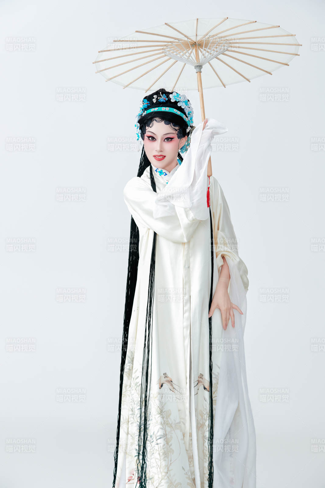 手持油纸伞身穿传统戏曲装扮的亚洲美女图片