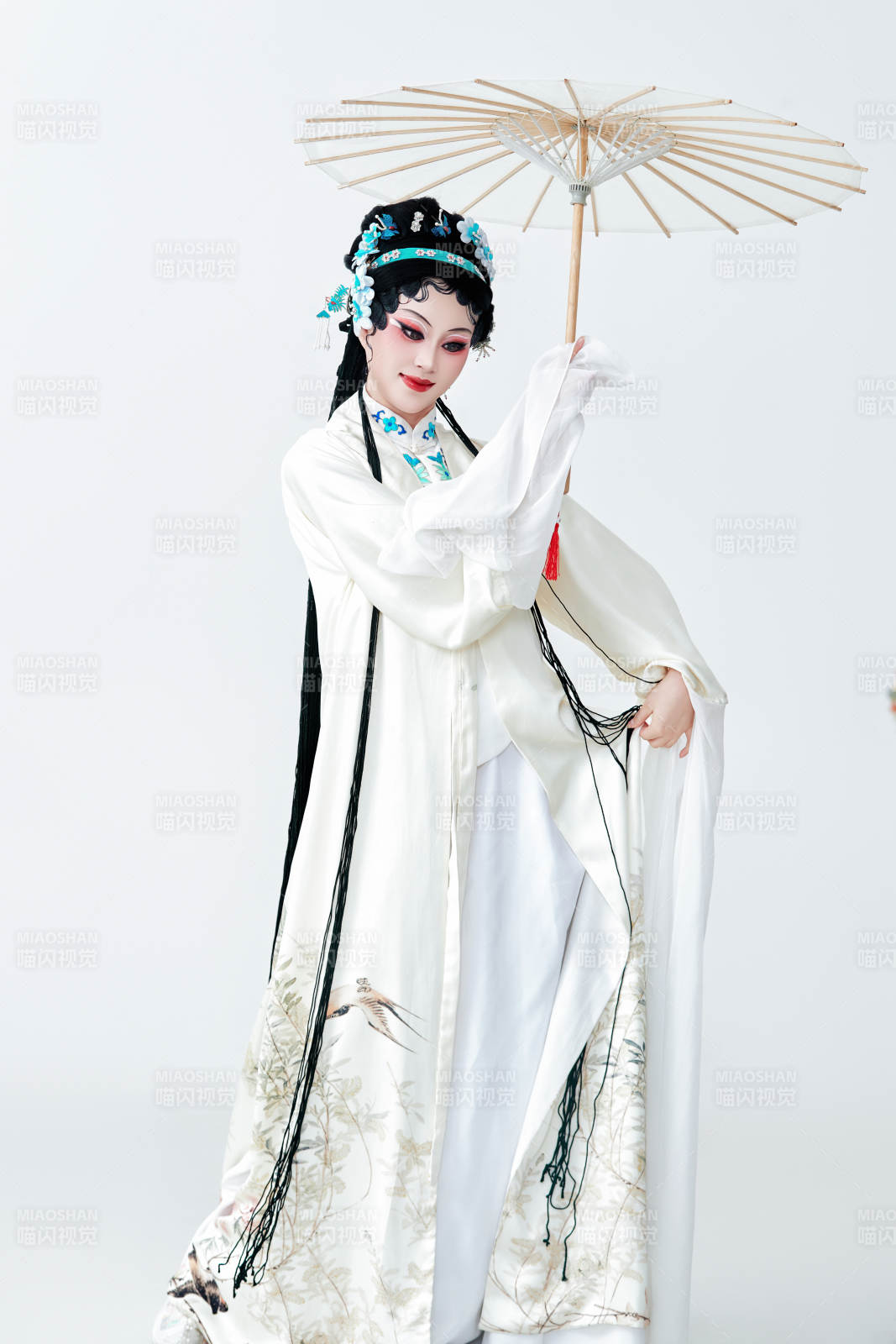 手持油纸伞身穿传统戏曲装扮的亚洲美女图片