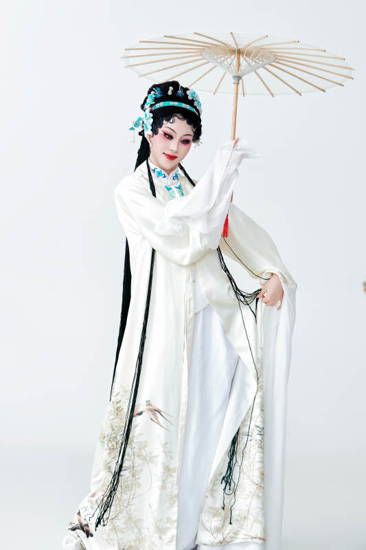 手持油纸伞身穿传统戏曲装扮的亚洲美女图片