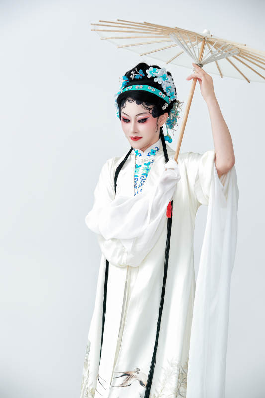 手持油纸伞身穿传统戏曲装扮的亚洲美女图片