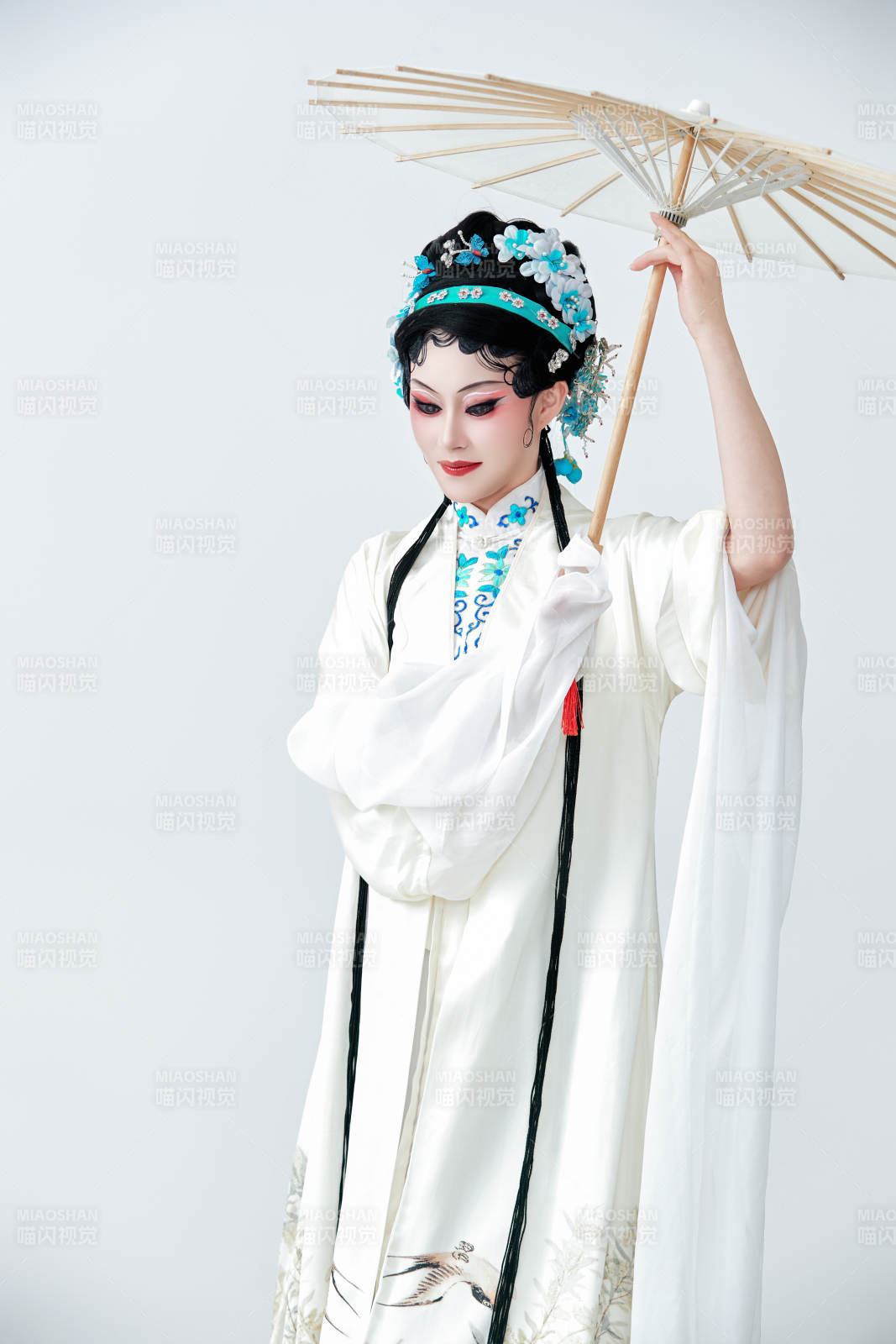 手持油纸伞身穿传统戏曲装扮的亚洲美女图片