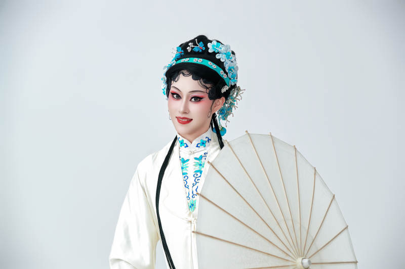 手持油纸伞身穿传统戏曲装扮的亚洲美女图片