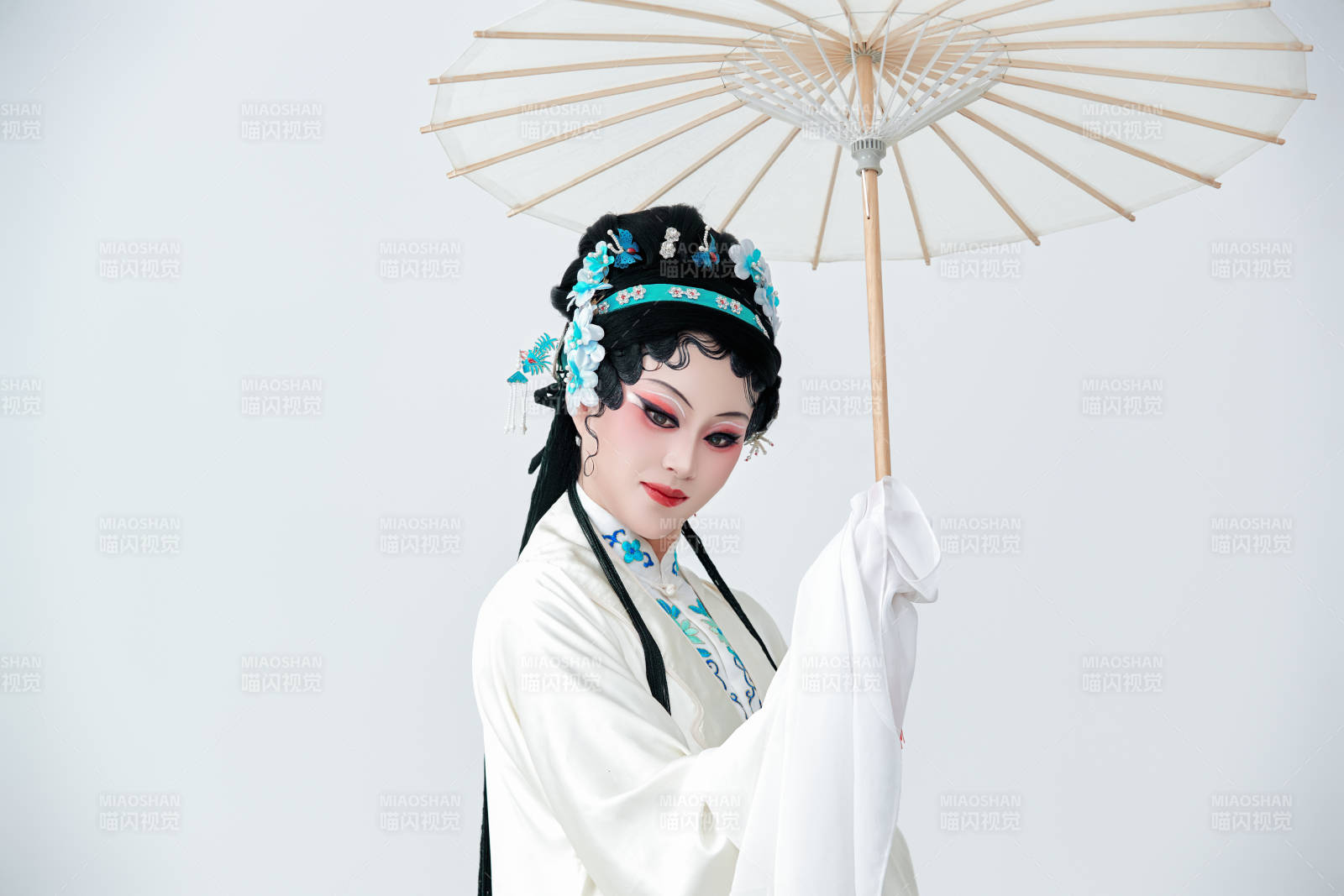 手持油纸伞身穿传统戏曲装扮的亚洲美女图片