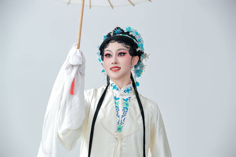 手持油纸伞身穿传统戏曲装扮的亚洲美女图片