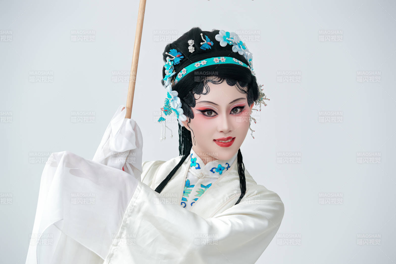 手持油纸伞身穿传统戏曲装扮的亚洲美女图片