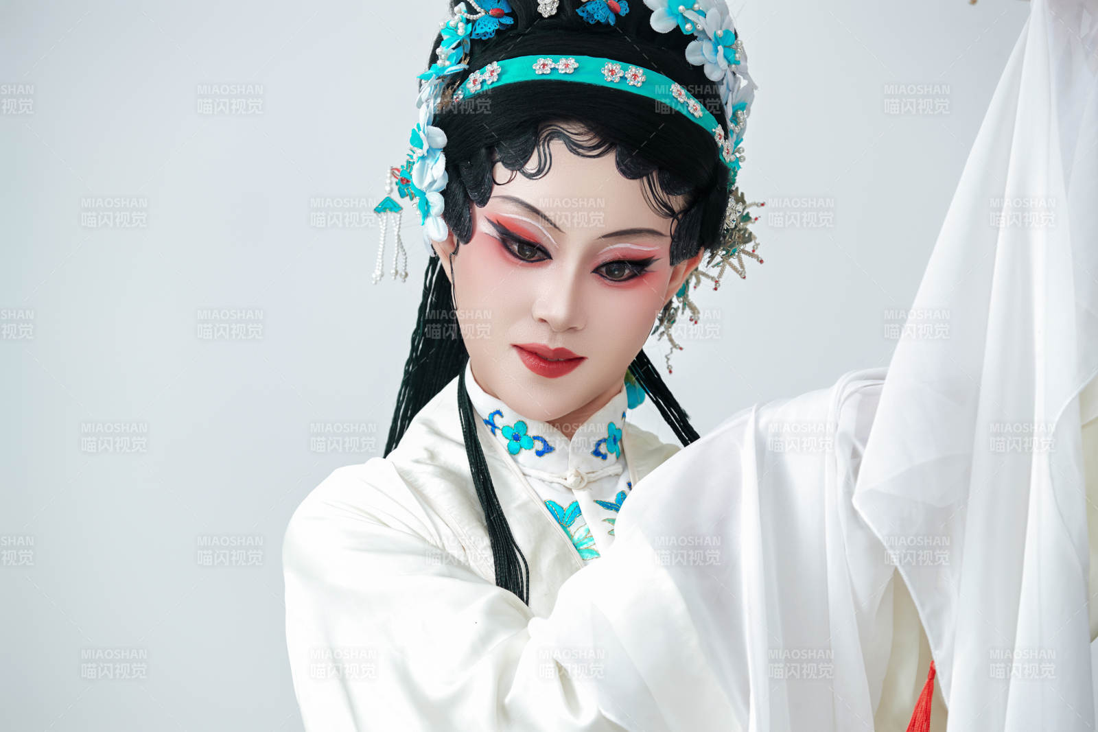 手持油纸伞身穿传统戏曲装扮的亚洲美女图片