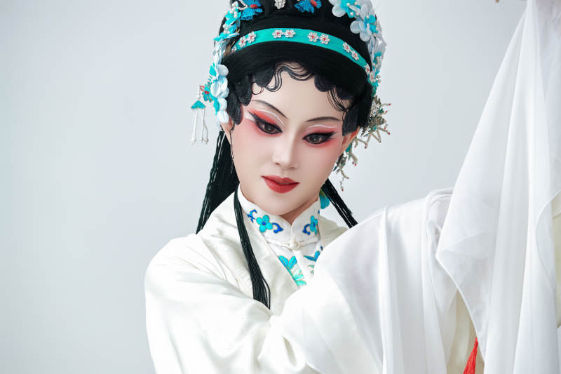 手持油纸伞身穿传统戏曲装扮的亚洲美女图片