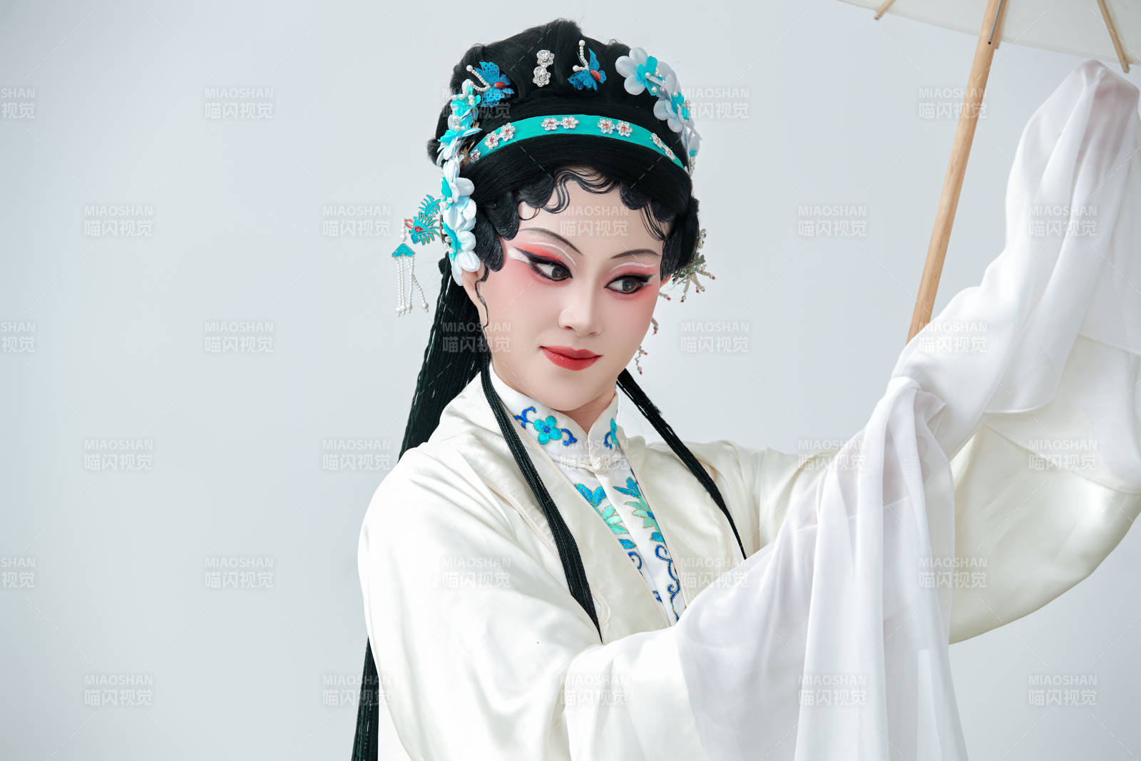 手持油纸伞身穿传统戏曲装扮的亚洲美女图片