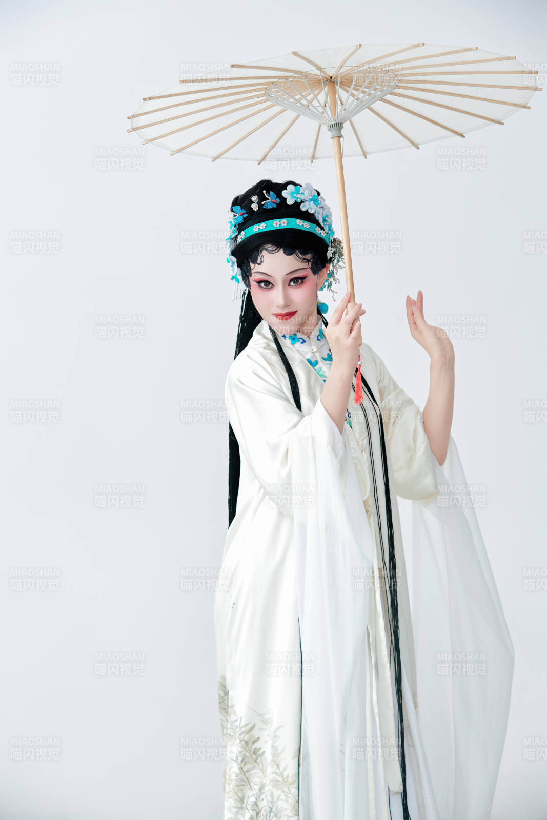 手持油纸伞身穿传统戏曲装扮的亚洲美女图片