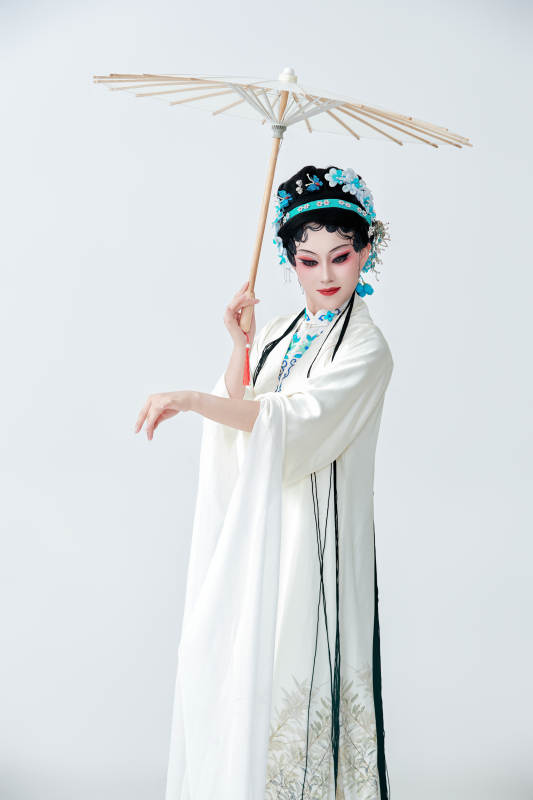 手持油纸伞身穿传统戏曲装扮的亚洲美女图片