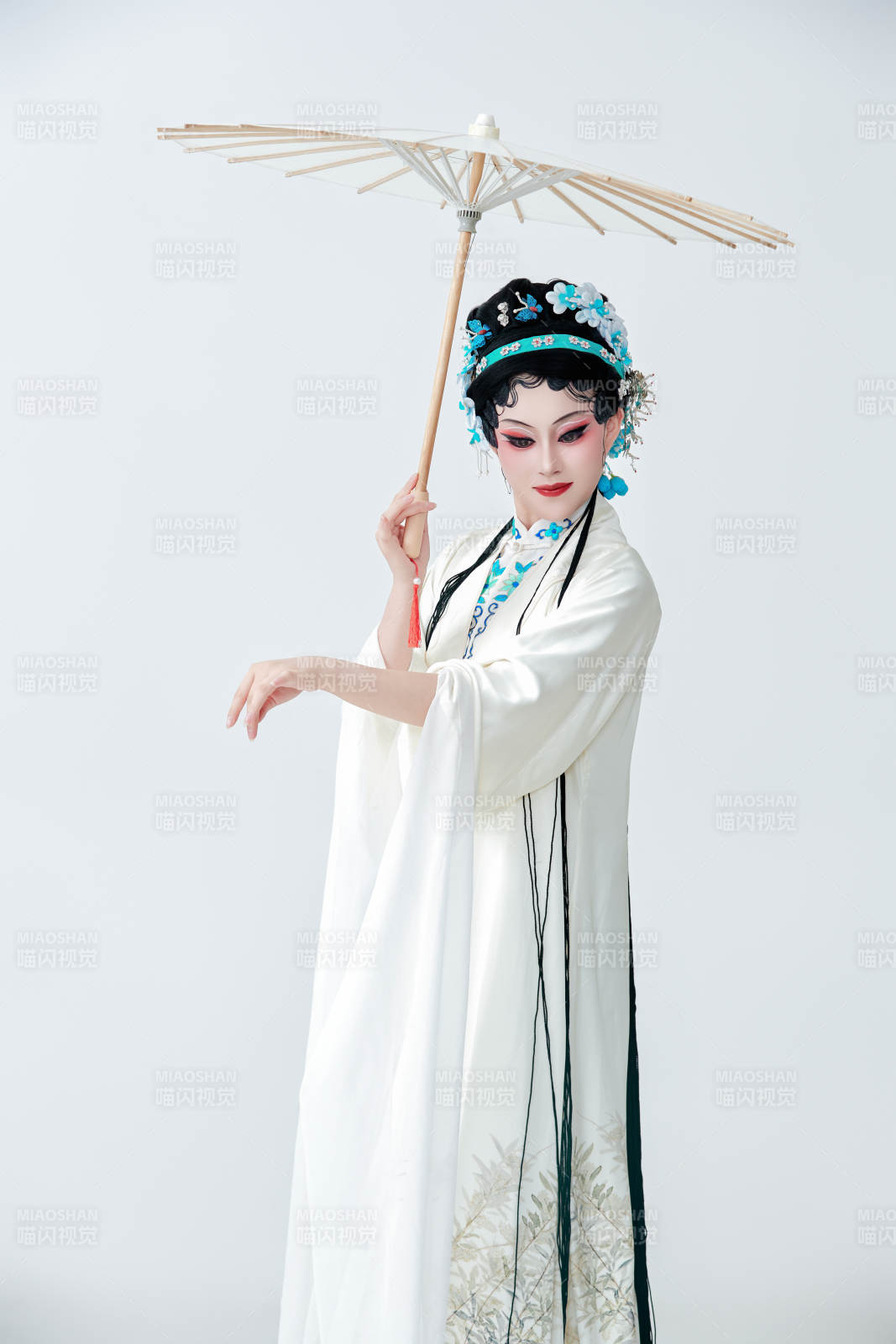 手持油纸伞身穿传统戏曲装扮的亚洲美女图片