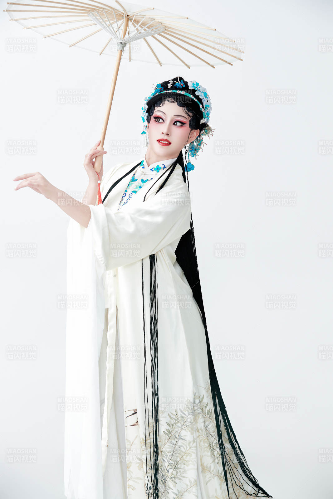 手持油纸伞身穿传统戏曲装扮的亚洲美女图片