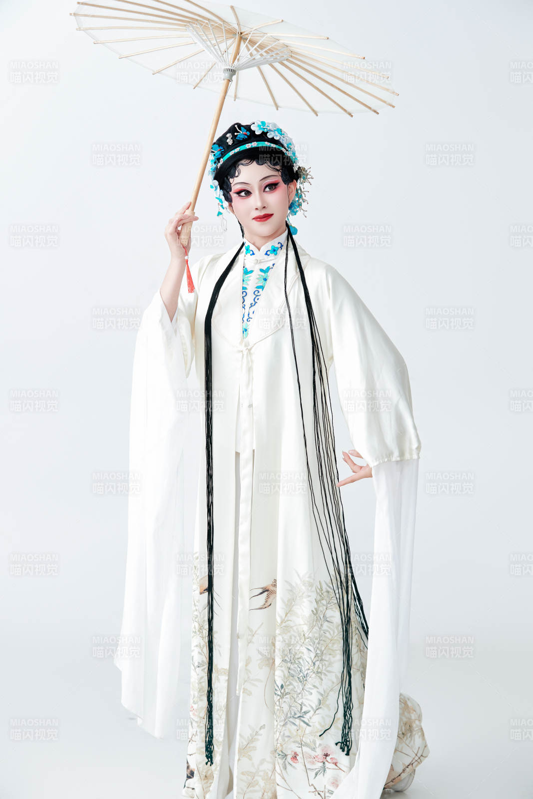 手持油纸伞身穿传统戏曲装扮的亚洲美女图片