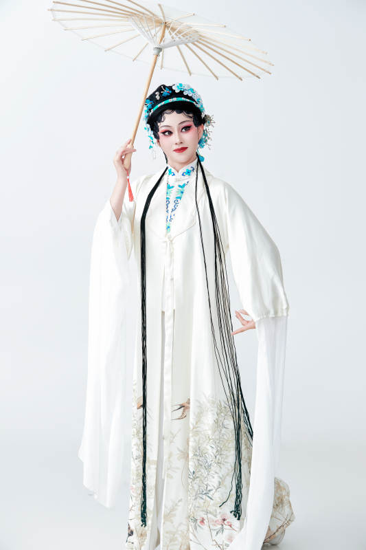 手持油纸伞身穿传统戏曲装扮的亚洲美女图片