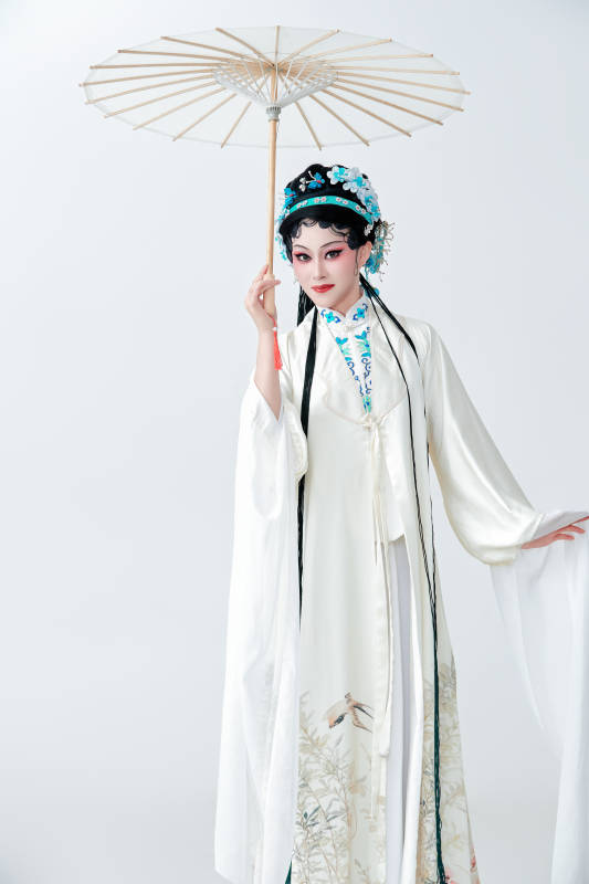 手持油纸伞身穿传统戏曲装扮的亚洲美女图片