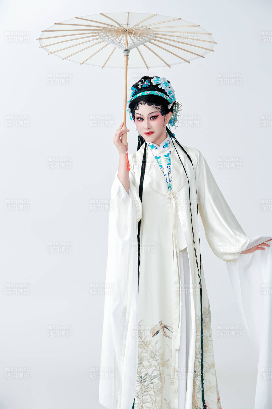 手持油纸伞身穿传统戏曲装扮的亚洲美女图片