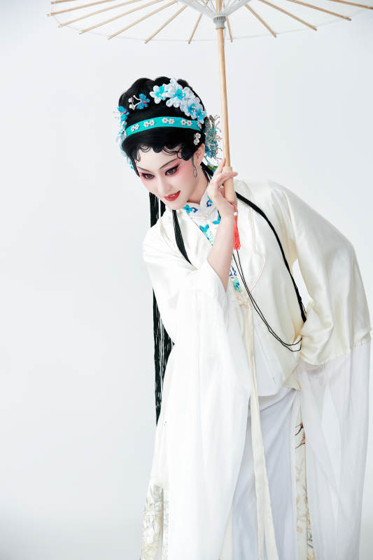 手持油纸伞身穿传统戏曲装扮的亚洲美女图片