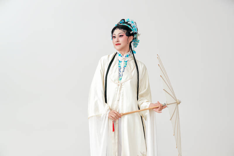 手持油纸伞身穿传统戏曲装扮的亚洲美女图片