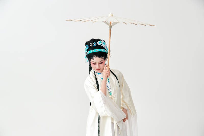 手持油纸伞身穿传统戏曲装扮的亚洲美女图片