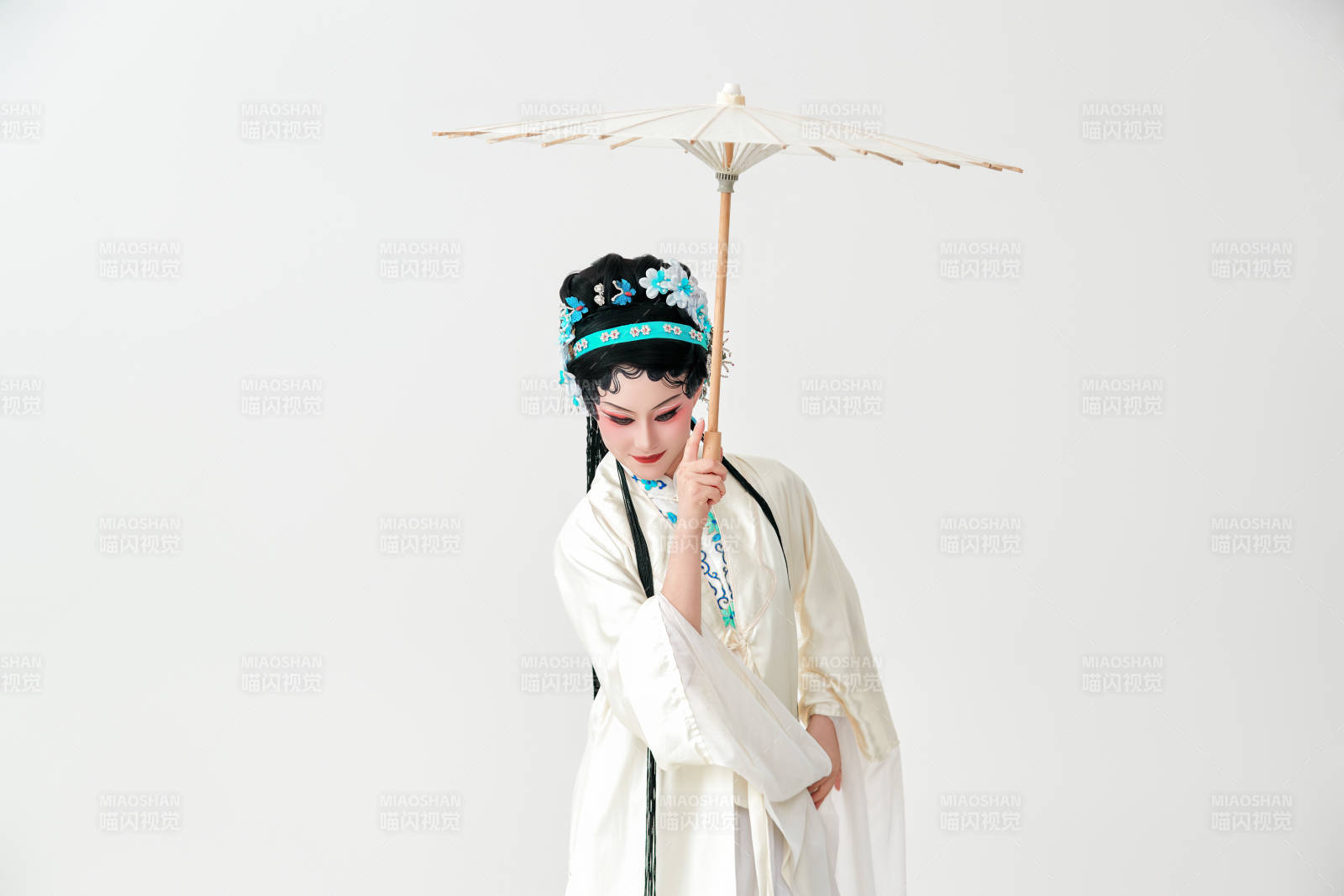 手持油纸伞身穿传统戏曲装扮的亚洲美女图片