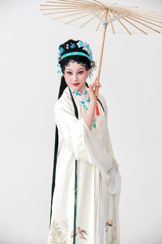 手持油纸伞身穿传统戏曲装扮的亚洲美女图片