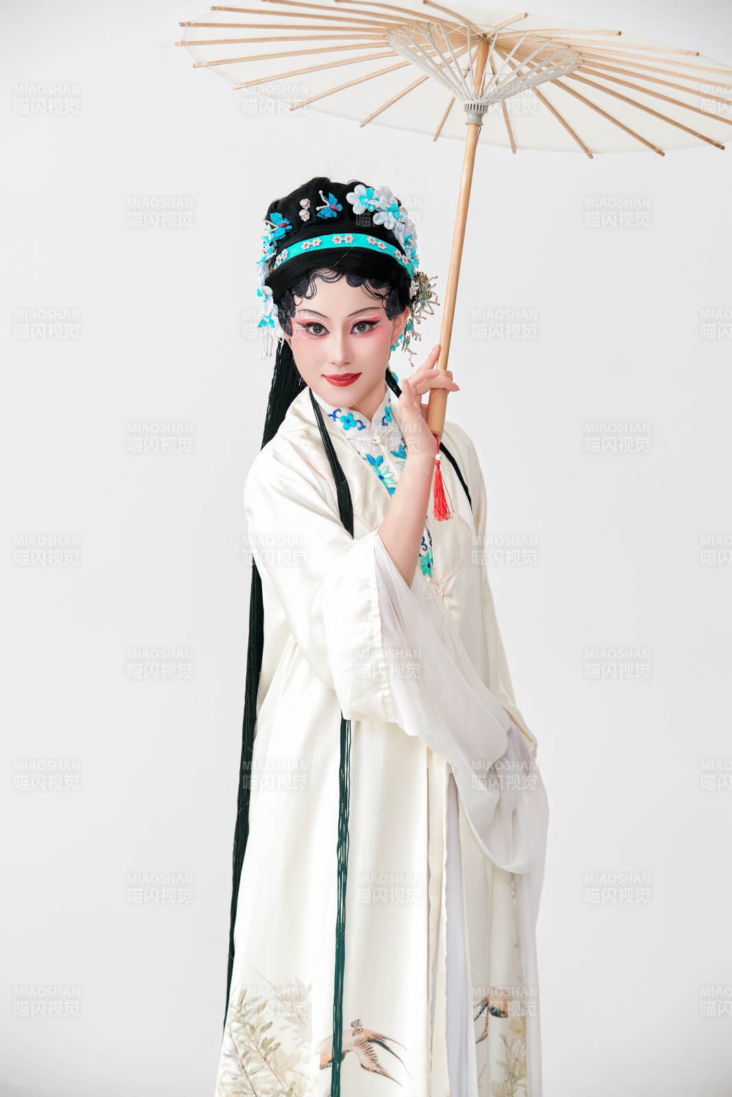 手持油纸伞身穿传统戏曲装扮的亚洲美女图片