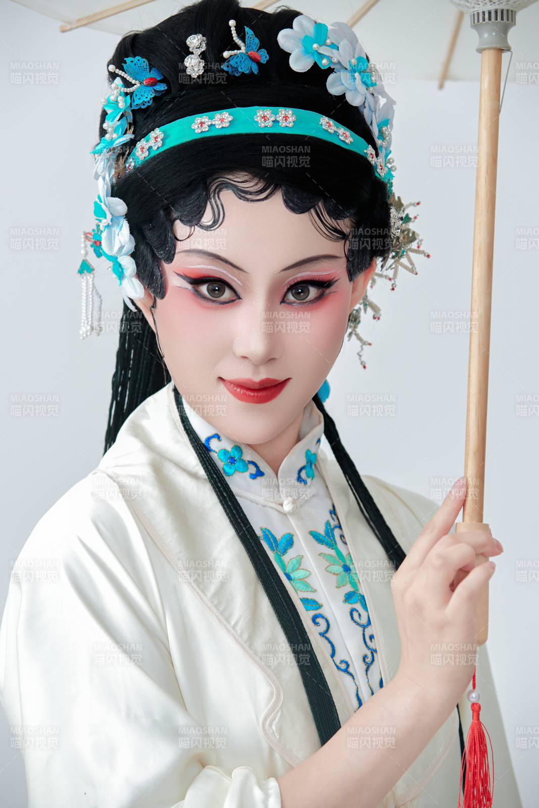 手持油纸伞身穿传统戏曲装扮的亚洲美女图片